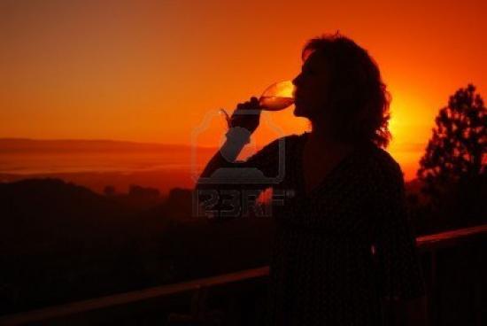 2567850-belle-femme-d-39-age-moyen-de-boire-un-verre-de-vin-blanc-sur-son-pont-au-coucher-du-soleil.jpg
