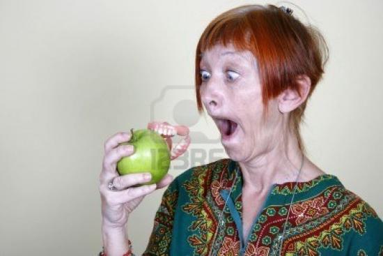 4652224-une-femme-perd-son-dentier-par-mordre-dans-une-pomme.jpg