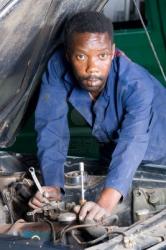 4038628-africains-travaillant-mecanicien-sur-un-vehicule-en-panne.jpg